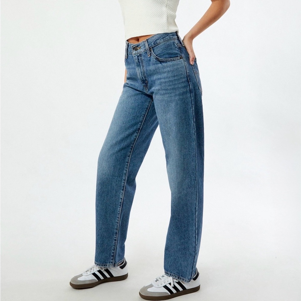 Levi's High-Rise Straight Leg Jeans in Medium Blue